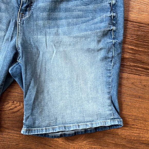 Torrid Bermuda Jean shorts sz 20 - Picture 5 of 6